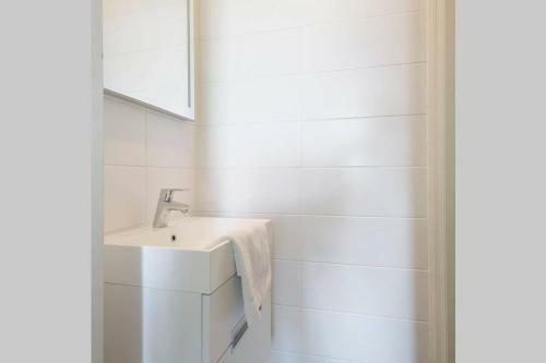 2 Bedroom 2 Bathroom Canal Apartment