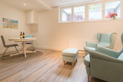 Clean And Modern Nassau Canal Apartment