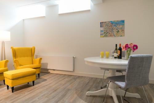 Clean And Modern Nassau Canal Apartment