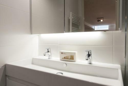 Clean And Modern Nassau Canal Apartment