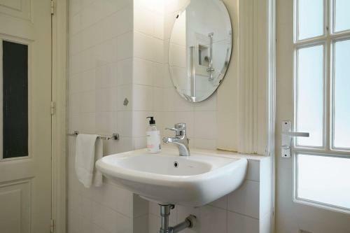 Spacious 4p Canal Apartment
