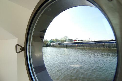 Hostal Eco Houseboat