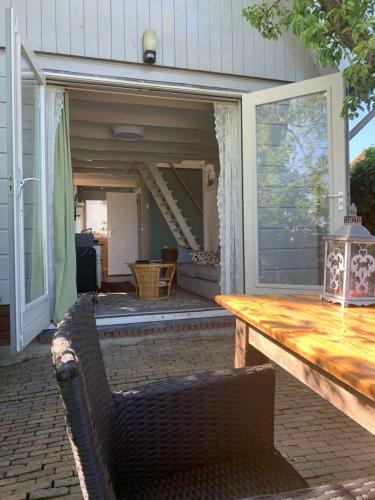 Very Nice Cottage In Durgerdam, With Private Garden, Free Parking, Pets Allowed