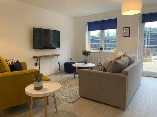 Stylish & Spacious 3 Bed House With Free Parking.