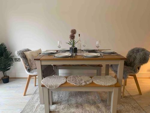 Stylish & Spacious 3 Bed House With Free Parking.