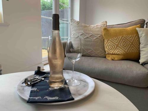 Stylish & Spacious 3 Bed House With Free Parking.