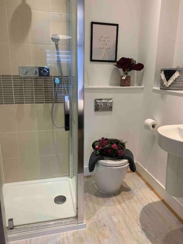 Stylish & Spacious 3 Bed House With Free Parking.