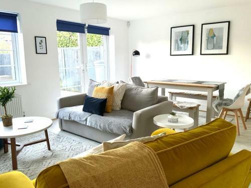 Stylish & Spacious 3 Bed House With Free Parking.
