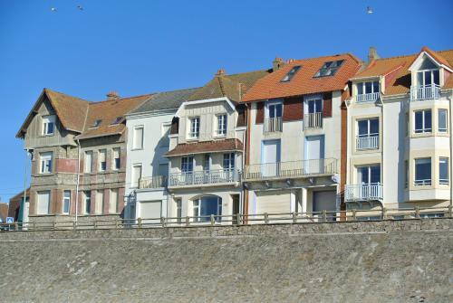 Villa Face A La Mer , L Artiste