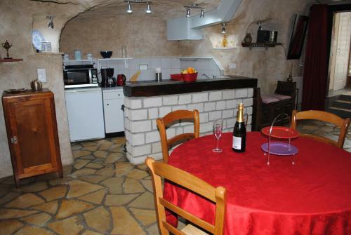 Gite " Le Troglo Des 3 Ch�teaux "