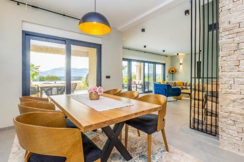 Holiday House Mystique