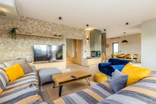 Holiday House Mystique