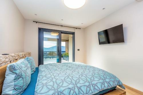 Holiday House Mystique