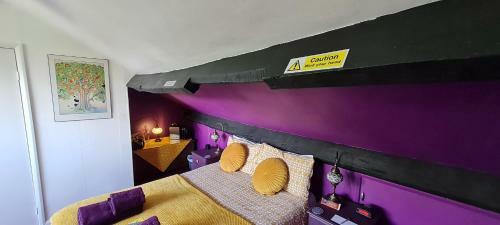 Hostal Holly Cottages