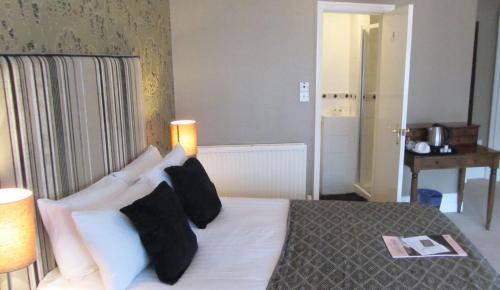 Hostal Monties Guest House