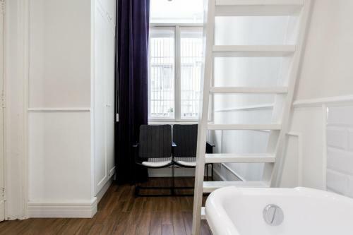 Opera Apartment With Garage, 2br & 2bth, AC