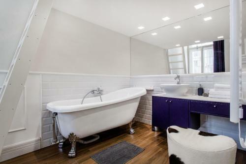 Opera Apartment With Garage, 2br & 2bth, AC