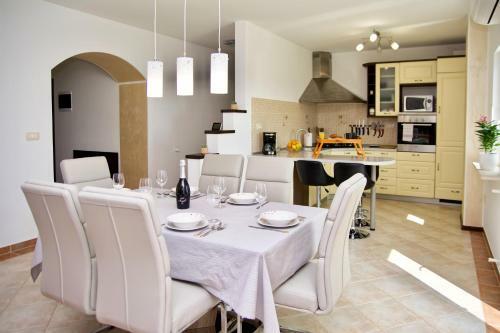 Apartment Stancija Loj With Private Pool