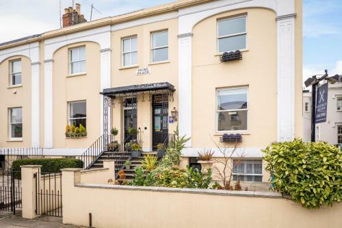 Hostal Bentons Guest House