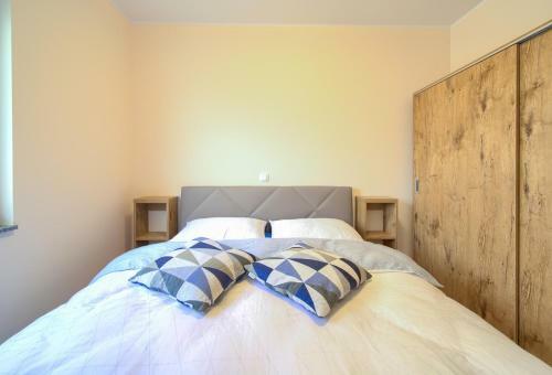 Seafront Apartment With Heated Swimming Pool
