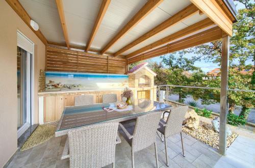 Seafront Apartment With Heated Swimming Pool