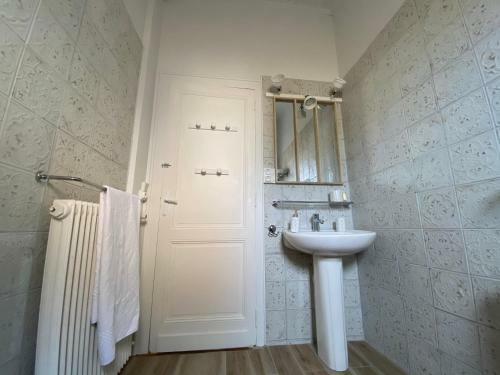 La Maison ?? Blanche??