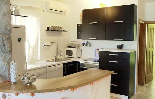 Beautiful Apartment In Dobropoljana With 2 Bedrooms