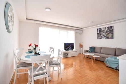 Amazing View 2 Bedroom Apartment With Terrace