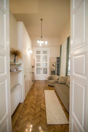 Suzy Apartman