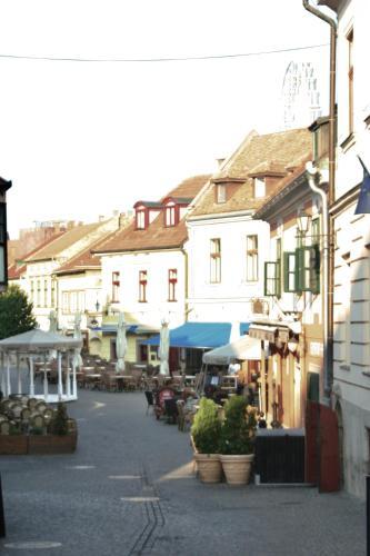 Ez�st Bor�ka Apartman