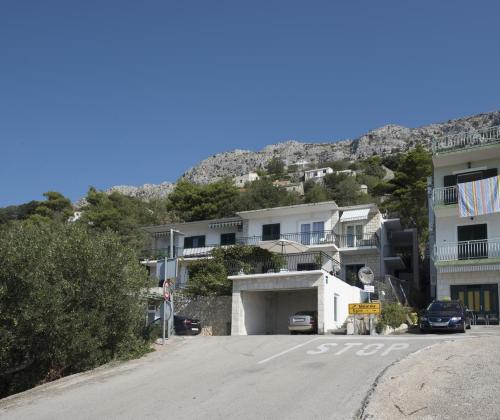 Apartments With A Parking Space Brela, Makarska - 16603