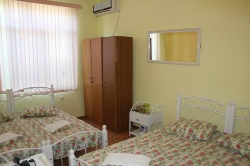 Hostal Emiliya Guest House