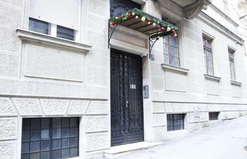 Crown Apartment With Garden View