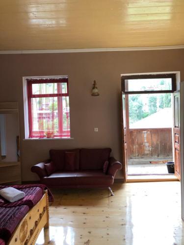 Hostal Travel Inn House Mestia ? ????????? ?????