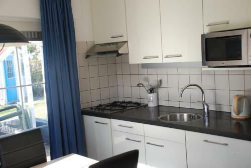 Texel Bungalow With Sauna In Dune Park