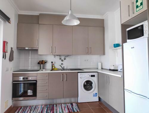 Spacious & Sunny Apartment By Timelystay