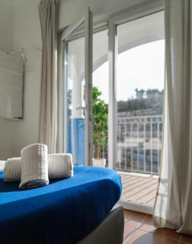 Spacious & Sunny Apartment By Timelystay