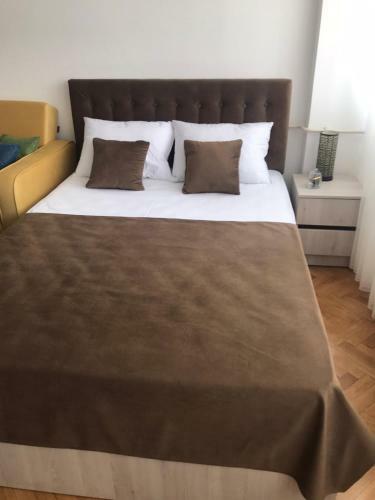 Mv Apartman, Ustani?ka