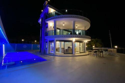Super Luxury Villa With 5bedroom,pool And Jacuzzi