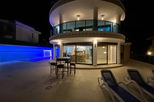 Super Luxury Villa With 5bedroom,pool And Jacuzzi