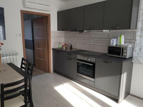 Apartmaji Hosnar, Time Out