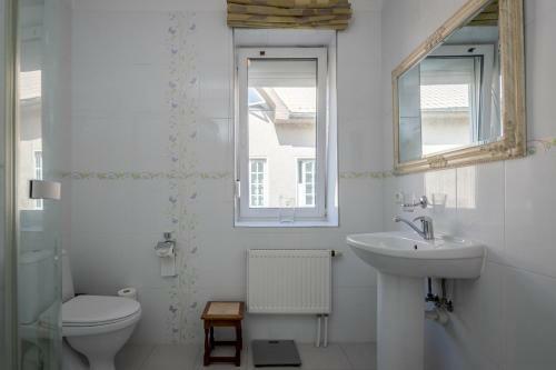 Cozy Private 4 Bedroom House Near Seaside (700m)