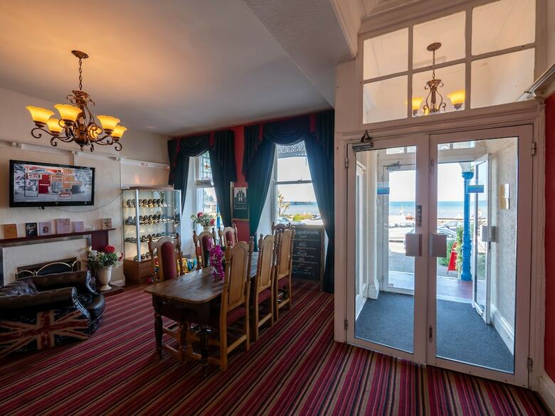 Whitehouse Hotel
