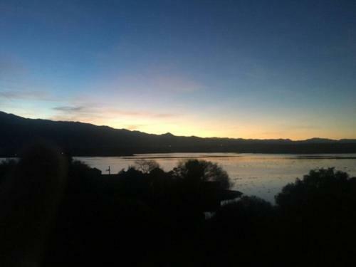 Caba�a A Orillas Del Lago