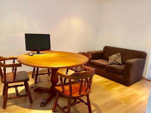 Spacious 2 Bedroom Apartment Great Location (202)