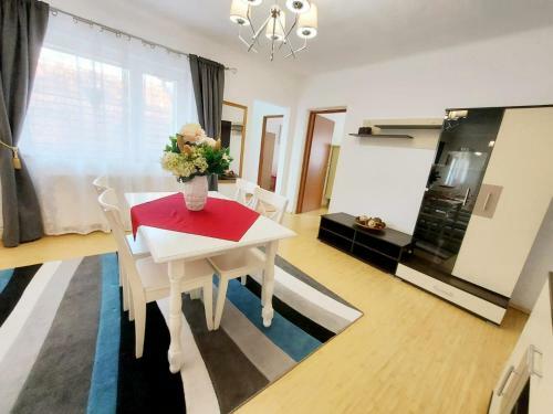 Casa Du?a - Apartament Romina