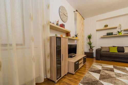 Spacious Apartment In The Center! Everything Nearby