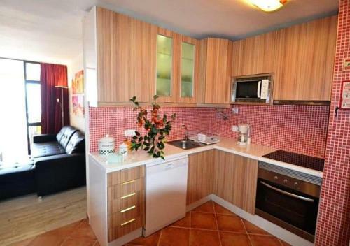 Two Bedroom Holiday Apartment In Arma��o de P�ra