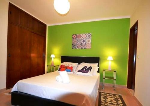 Two Bedroom Holiday Apartment In Arma��o de P�ra