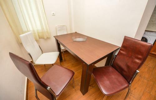 Adam And Eve Luxury Apartments